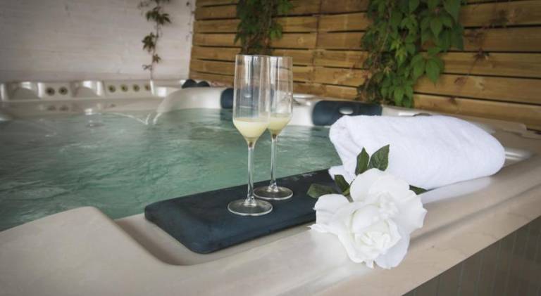 Serviced apartment with pool, BBQ & yard — photo 3