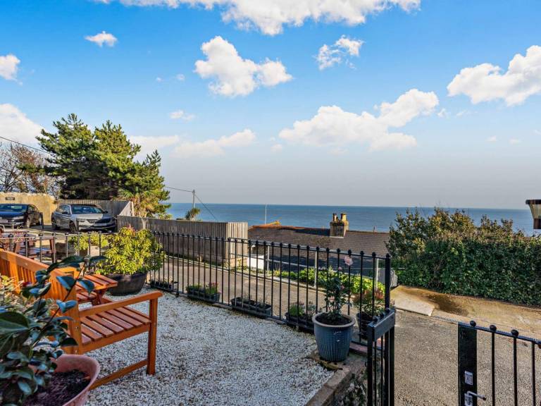 Fully equipped cottage with barbecue & yard | Water view | Pet-friendly — photo 2