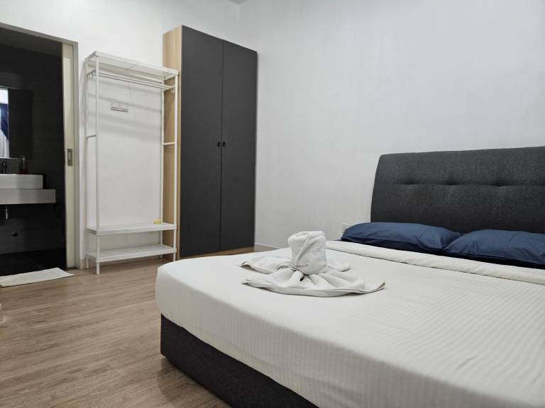 Holiday apartment with jacuzzi, pool & barbeque | Close to Petaling Street — photo 2