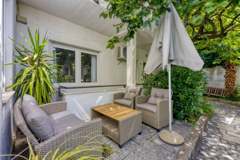 Apartment with yard & patio | Pets are welcome — photo 3