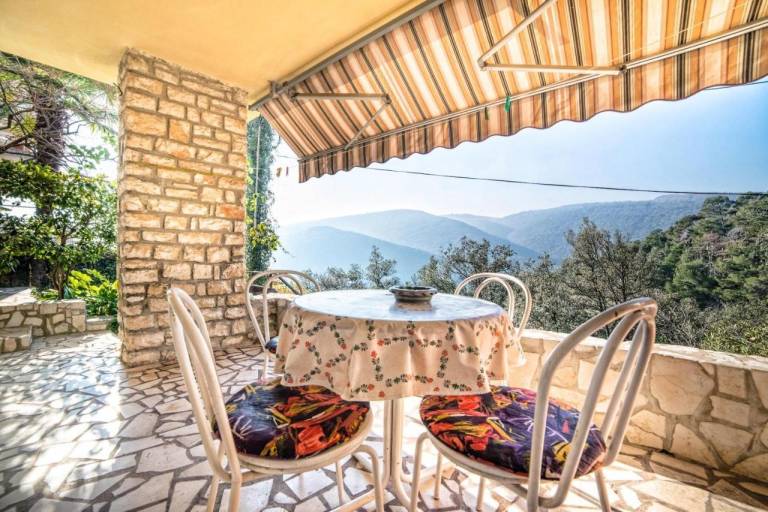 Holiday apartment with patio in Labin