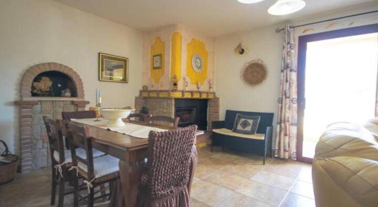 Holiday apartment with BBQ, patio & garden — photo 3