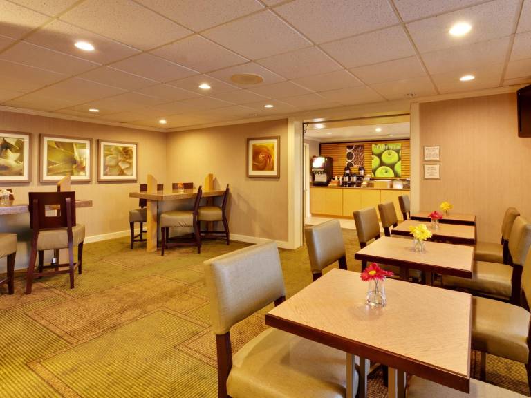 La Quinta Inn & Suites by Wyndham Plattsburgh — photo 3