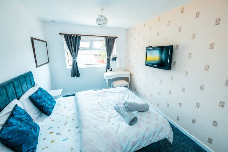 3 Bed City Retreat Sleeps 7 Garden & Parking