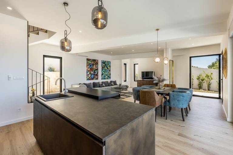 Family-oriented villa with barbecue, private pool & yard | Pets are welcome — photo 4