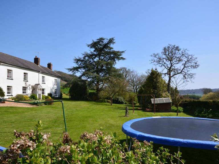 Cottage with garden — photo 3