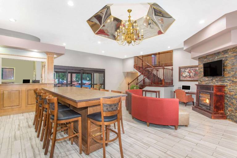 Ramada by Wyndham Hendersonville — photo 3