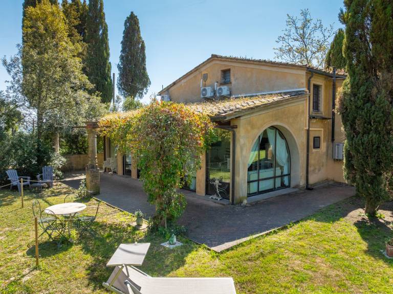 Apartment with yard & barbeque | Garden view in Peccioli