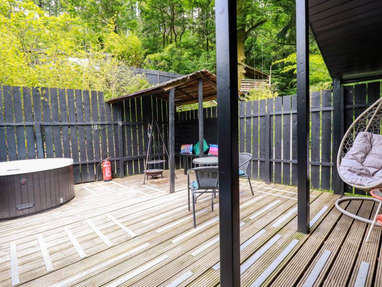 Cottage with grill, hot tub & yard — photo 3
