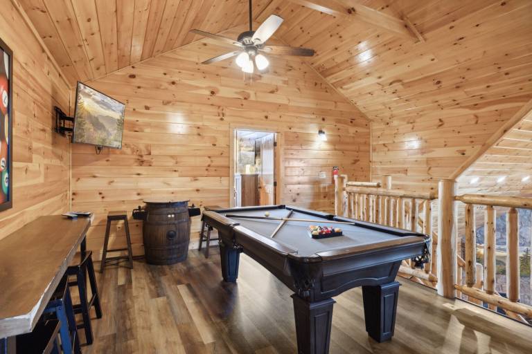 Pigeon Forge Plunge – 4 Bedroom Cabin, Private Indoor Pool, Game Room, Hot Tub, Prime Location — photo 5