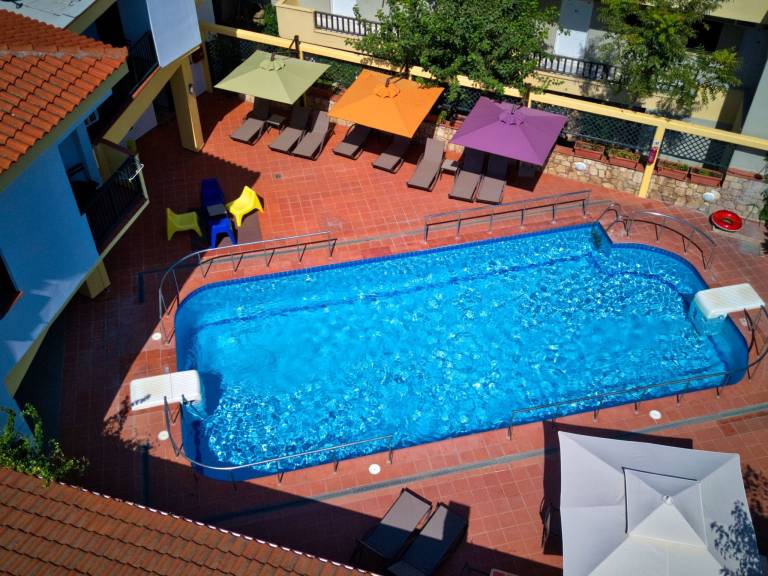 Holiday apartment with garden, pool & patio in Kassandra