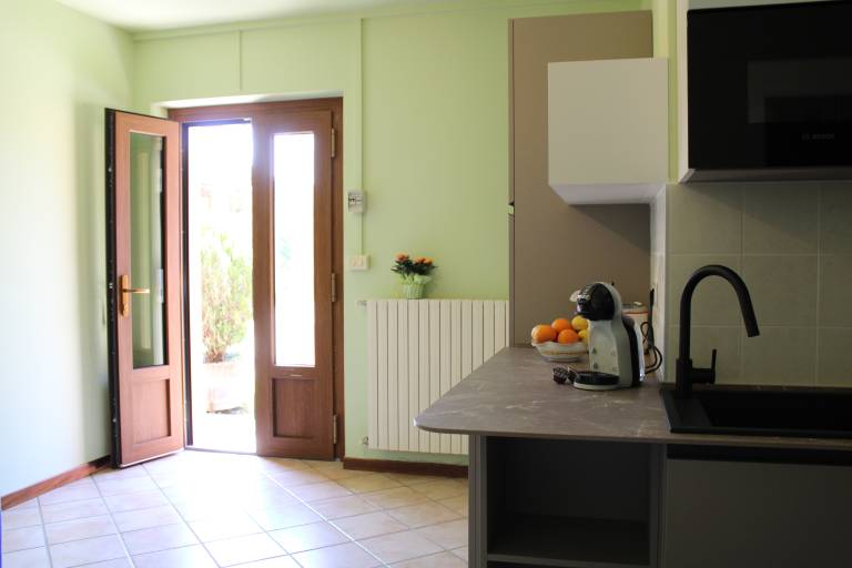 Cascina La Mussia: Appartamento bilocale MENTA Aria Condizionata, cucina, camera da letto, bagno e terrazzo — photo 5