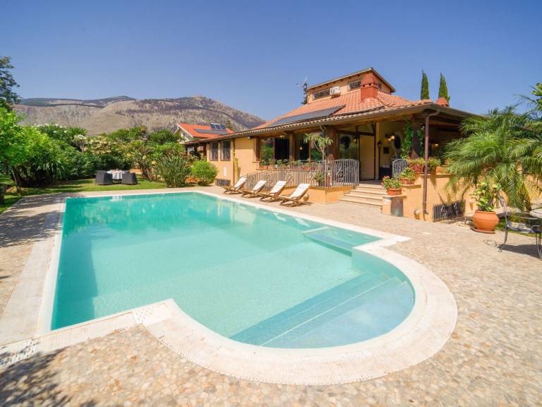 Vacation home with barbeque, terrace & private pool — photo 4