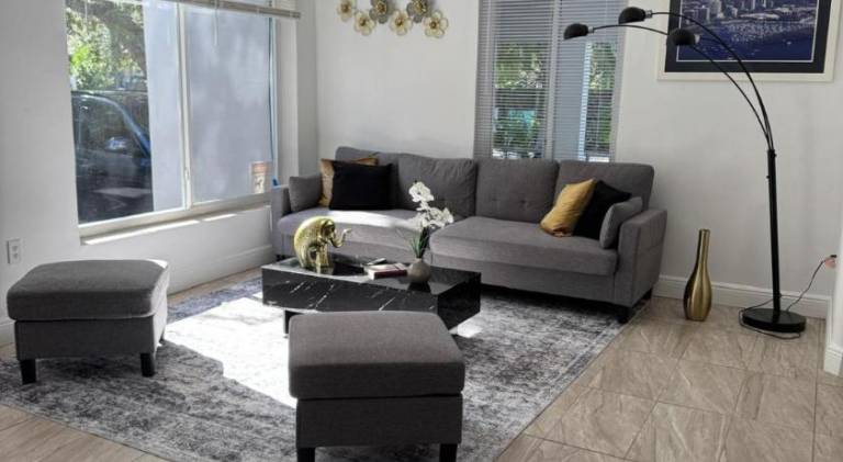 House with 1 room for 6 persons in Miami, FL