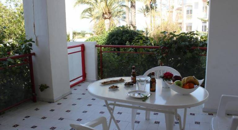 Rental apartment with terrace, garden & pool — photo 4
