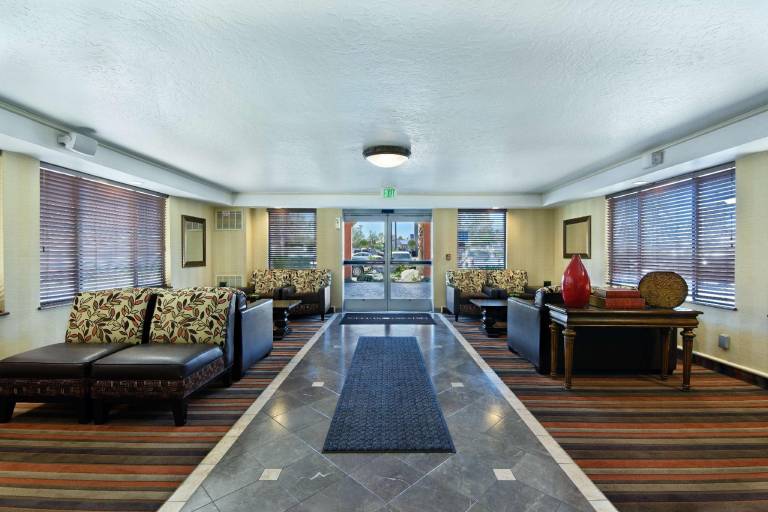 Oxnard Inn Lancaster — photo 2