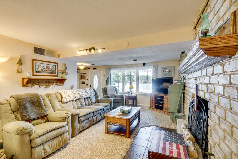 Lakefront & Dog-Friendly Gem in Gravois Mills — photo 3
