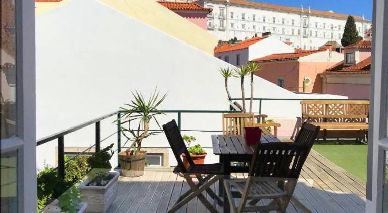 Apartment with patio, yard & BBQ | Next to São Jorge Castle — photo 2