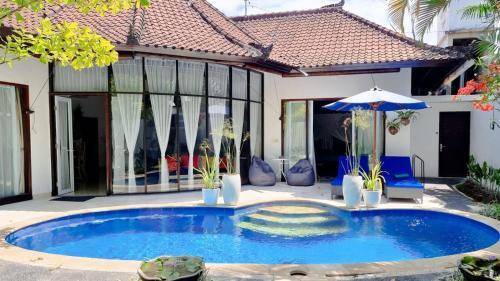Villa with yard, private pool & terrace in Kuta