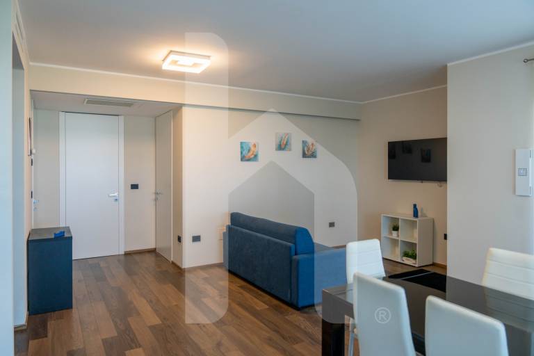 Modern, elegant and bright seafront apartment — photo 4