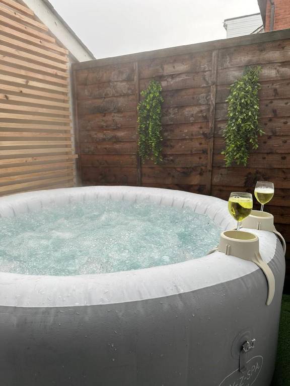 Vacation home with hot tub | Near National Museum Cardiff | Pets allowed — photo 4