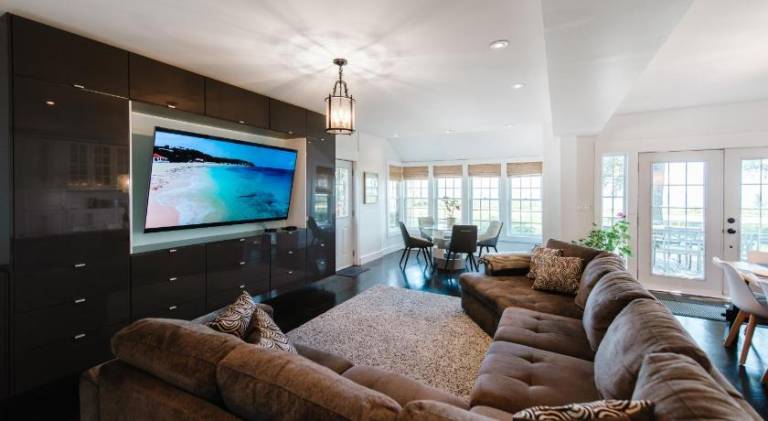 Hamilton's Beach House Stunning Lake Views! Modern Open concept HotTub, firepit, 3BR — photo 2
