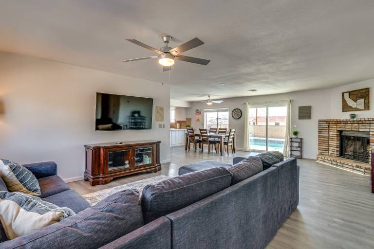 2 Mi to Lake Havasu: Pet-Friendly Home — photo 3