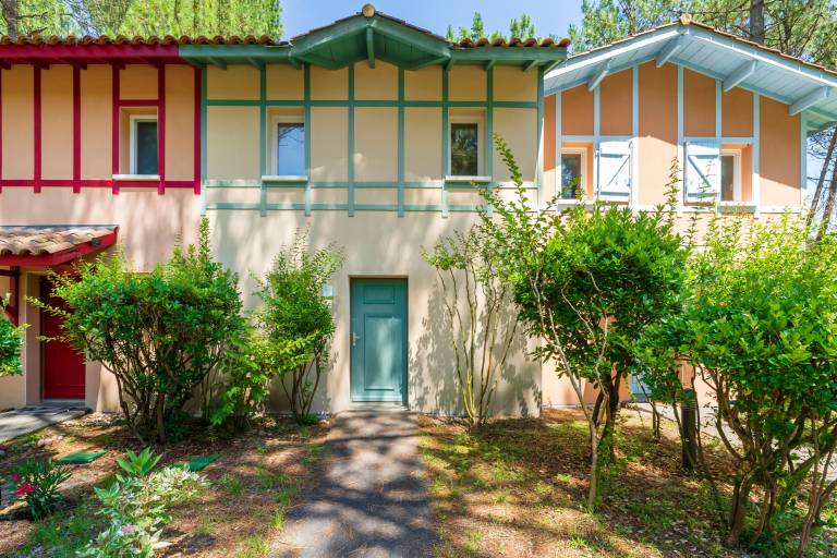 Family-friendly nice vacation home with private pool, patio & garden | Garden view | Dogs allowed in Dax