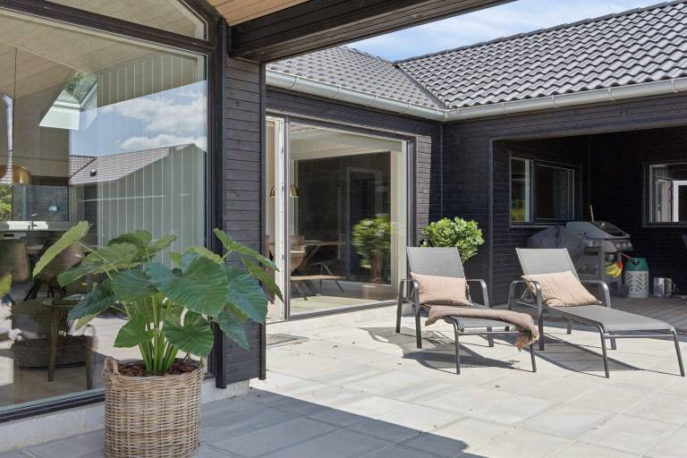 Fully equipped spacious vacation home with pool | Dogs allowed in Bogense