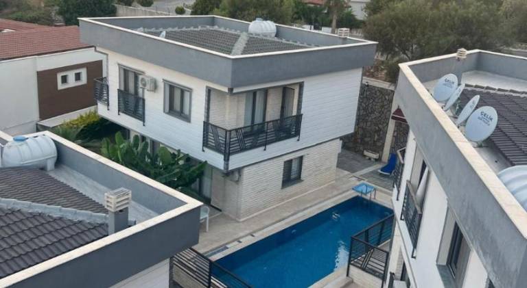 Villa with yard, terrace & private pool — photo 3