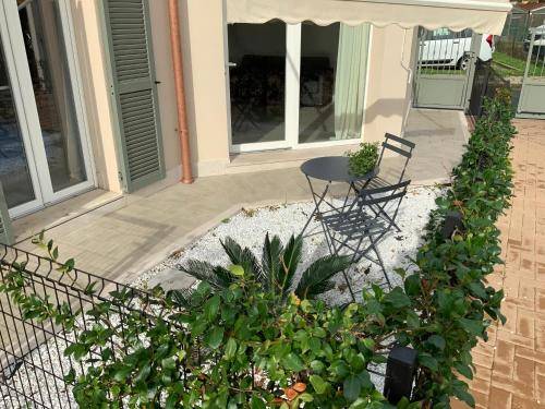 Apartment with patio & yard — photo 3