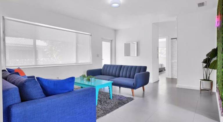 House with pool & jacuzzi | Close to Design District | Pets are welcome — photo 3