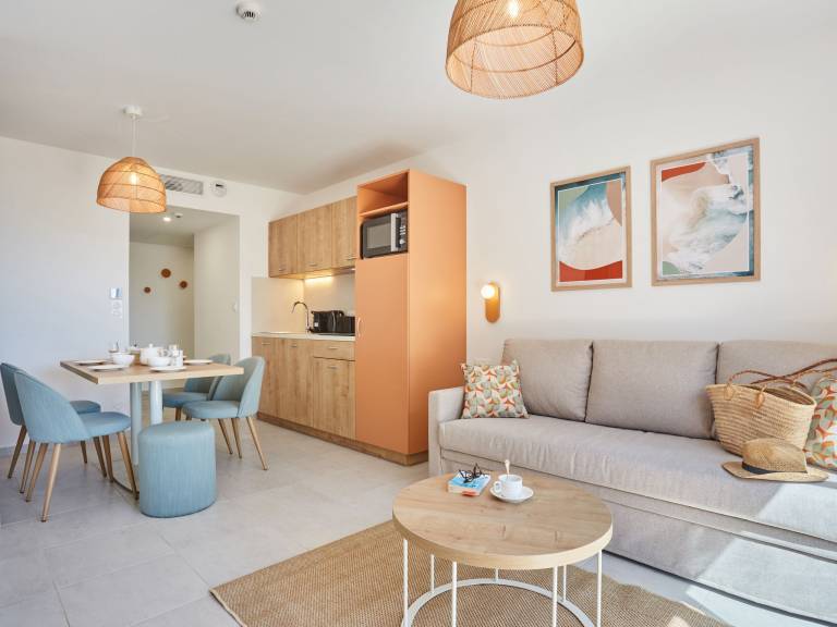 Holiday apartment with heated pool, terrace & yard — photo 3