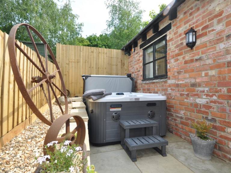 Fully equipped charming cottage with hot tub & yard | Pets are welcome — photo 2