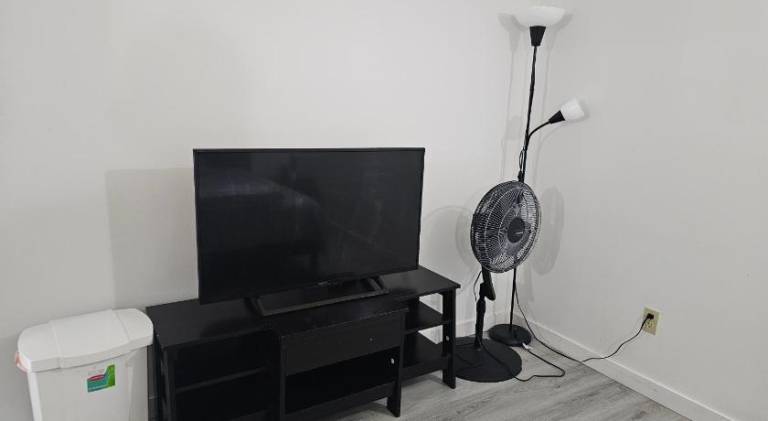 Bright and Cozy Room with Free Parking — photo 5