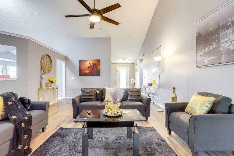Close to Shopping: Pet-Friendly Lawrenceville Home — photo 5