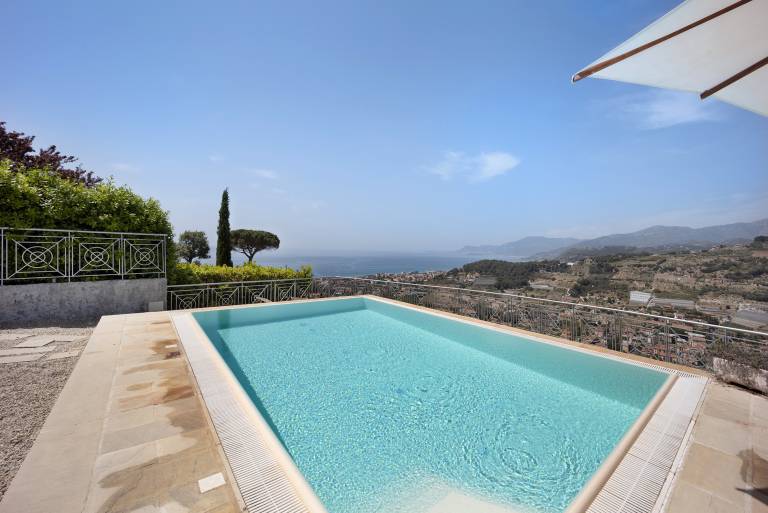Holiday Home 'Villa Gaia' with Sea View, Shared Pool & Wi-Fi in Bordighera