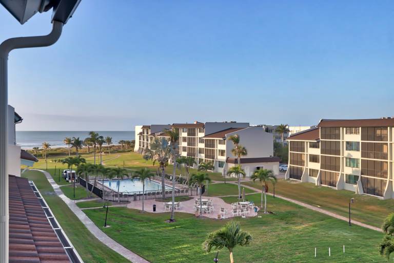Nicely Decorated- Bright Florida Style Beach Vacation! Pet Friendly- Loggerhead Cay 414 in Sanibel, FL