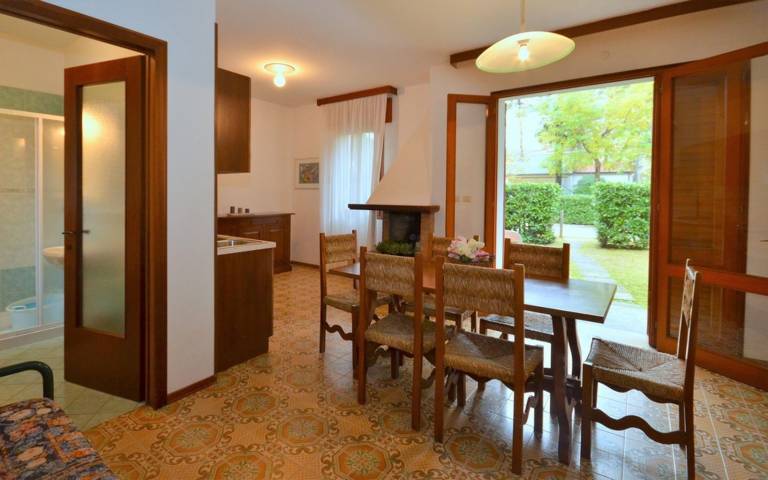 Bright and Spacious House with Green Retreat Outside — photo 3