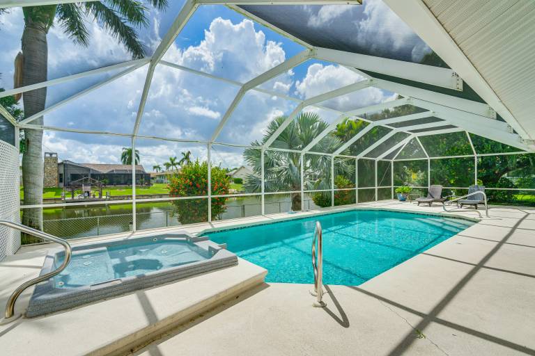 3 Mi to Sun Splash Waterpark Canal View Oasis