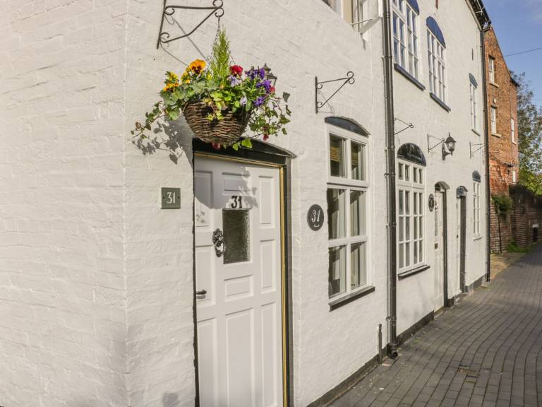Family-friendly pleasant cottage with garden, terrace & jacuzzi | Pet-friendly in Bridgnorth