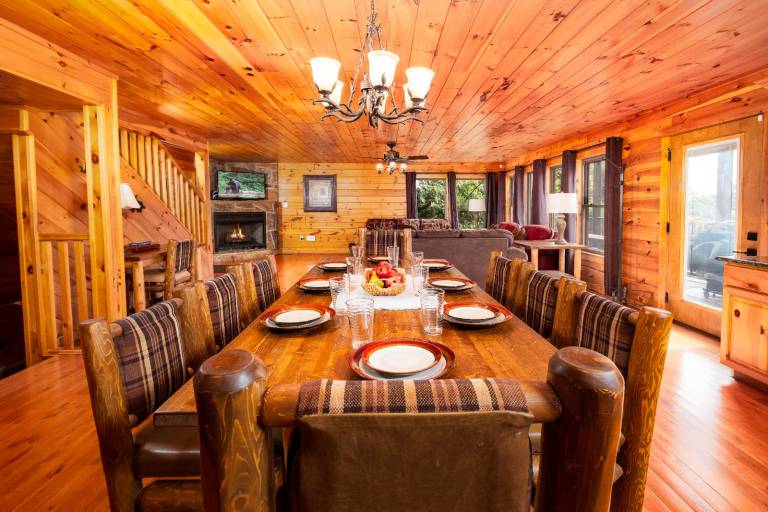 Family-oriented charming cabin with pool, hot tub & BBQ | Mountain view | Pets allowed — photo 3
