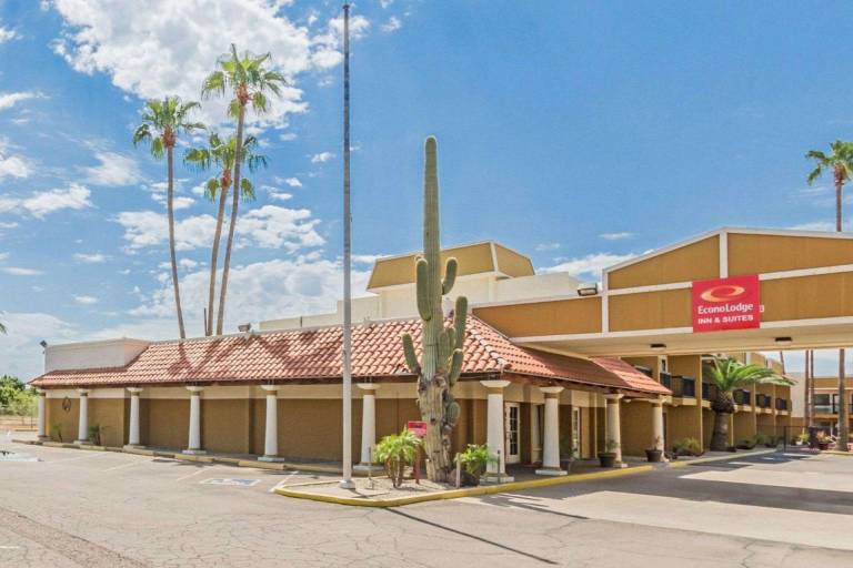 Super 8 by Wyndham Mesa Downtown Near Convention Center — photo 2