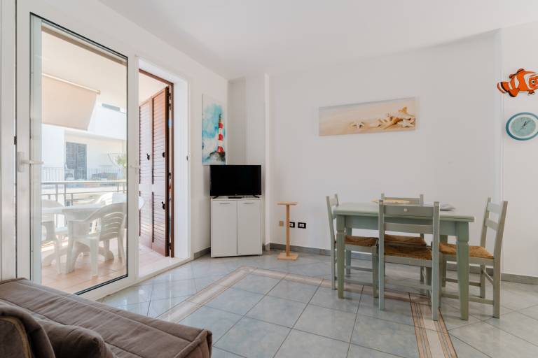 Holiday apartment with patio | City view — photo 4