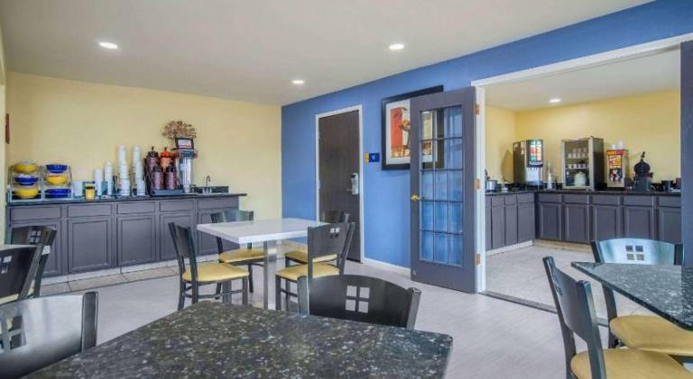 Days Inn & Suites by Wyndham Waterloo — photo 5