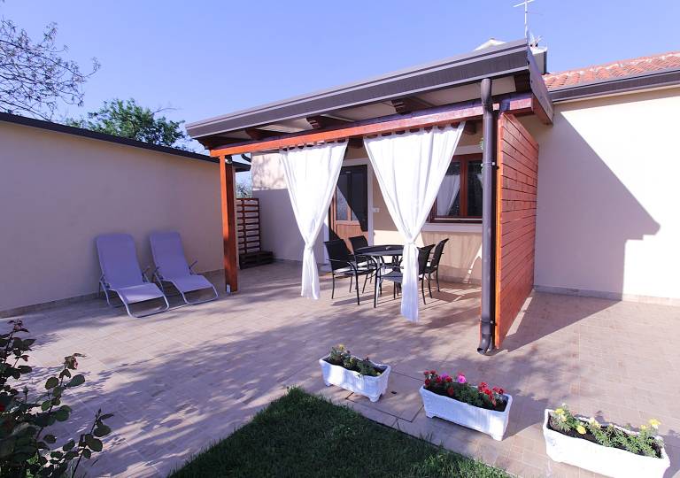 Apartment with patio, BBQ & garden | Beach nearby | Pets are welcome — photo 3