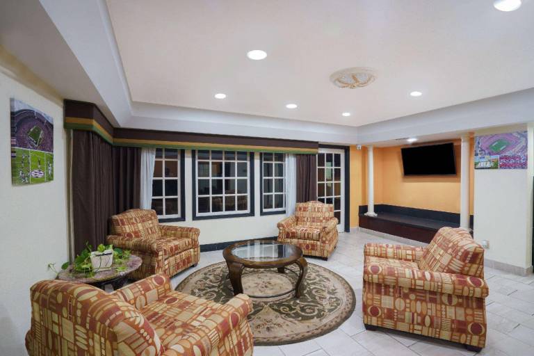 Travelodge by Wyndham Montgomery East — photo 3