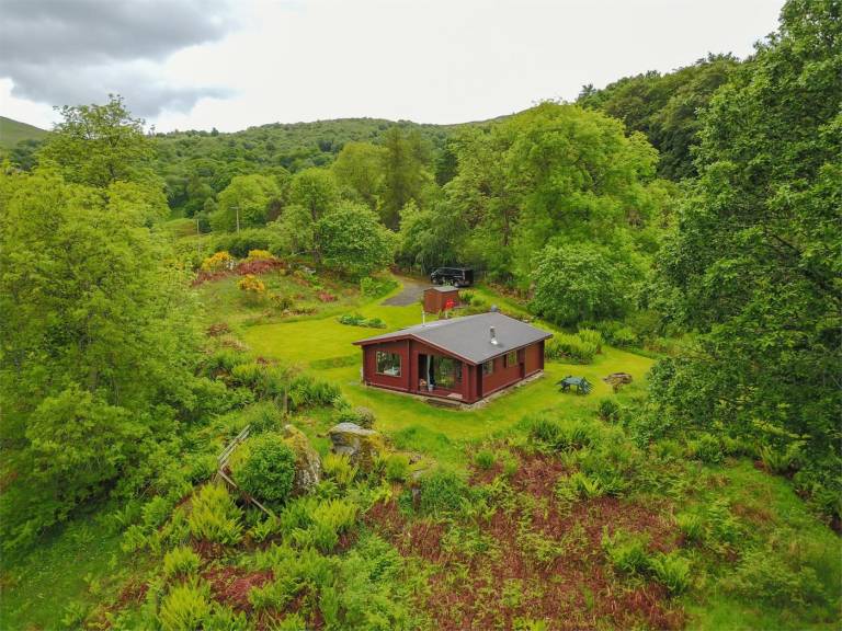 Lodge with yard | Water view — photo 2