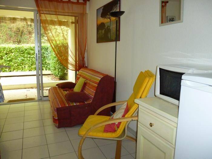 Apartment with patio | Garden view — photo 2