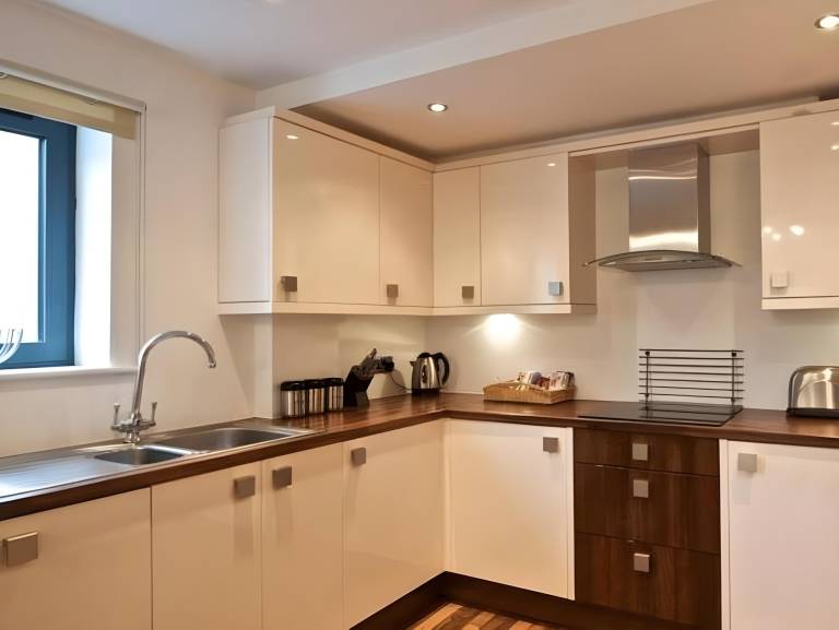 Serviced apartment with patio | Close to Manchester Town Hall — photo 4